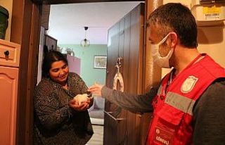 Ekipler alarma geçti, yavru kediyi sütannesi ile...