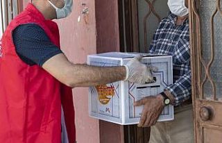 Ekipler, kapı kapı dolaşıp gıda kolisi dağıtıyor