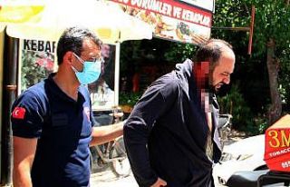 Eksik işi tamamlamasını istediği kişinin şişeli...