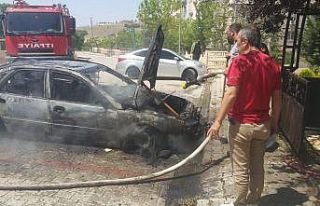 Elazığ’da alevlere teslim olan otomobil küle...