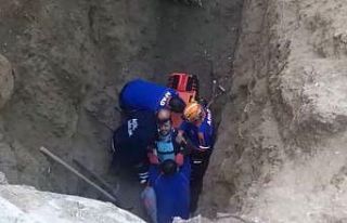 Elazığ’da toprak altında kalan 2 işçi kurtarıldı