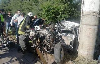 Elektrik direğine çarpan otomobil hurdaya döndü:...