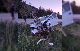 Elektrik direğine çarpan otomobil hurdaya döndü,...
