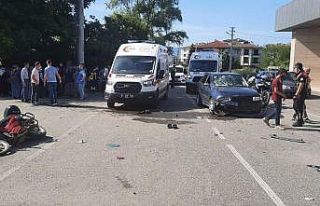 Elektrikli bisiklet ile otomobil çarpıştı 2 yaralı