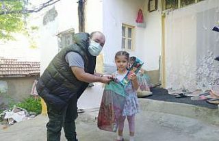 Engelli genç 160 çocuğu sevindirdi