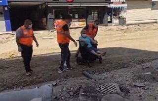 Engelli vatandaşı tekerlekli sandalyesi ile metrelerce...