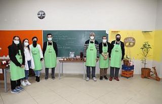 Engelliler Bağcılar’da tropikal meyve yetiştiriyor