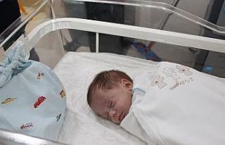 Erken doğum yaptı, bin 50 gram doğan bebeğine...