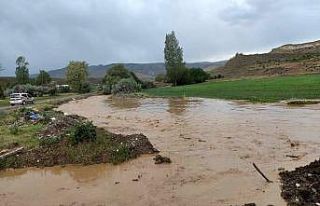 Erzincan’da sağanak sonrası derelerden sel geldi
