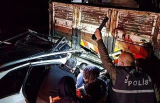 Erzurum’da kamyona çarpan otomobilde zamana karşı...