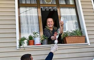 Esenyurtlu annelerin sepetleri güllerle doldu