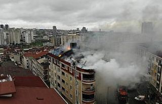 Esenyurt’ta 2 binanın çatısı alev alev yandı:...