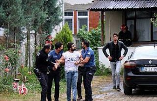 Eşine kızdı, evini ateşe verip kendisini içeriye...