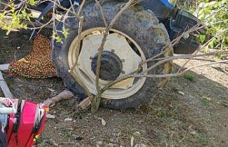 Eşinin kullandığı traktörün altında kalan kadın...