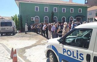 Eski Belediye Meclis üyesi koronaya yenildi