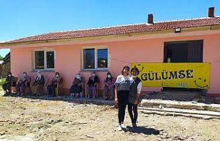Eski okul binasını kütüphane ve kurs merkezi yaptı