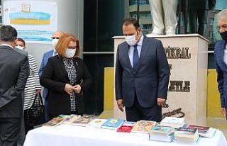 Eskişehir Adalet Sarayı önünde bağış kitap...