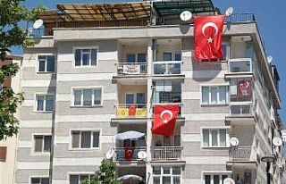 Eskişehirliler 19 Mayıs kutlamasını balkon ve...