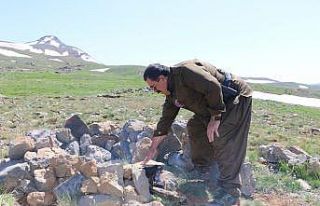 Etleri daha lezzetli olması için taş üzerinde...