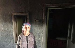 Evi yanan yaşlı kadın yardım bekliyor