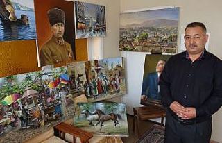 Evin bir odasında yaptığı tabloları sosyal medya...