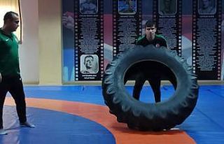 Evinin bahçesinde çalışarak Güreş Milli Takım...