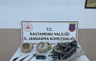 Fabrikadan hırsızlık yaparken yakalanan 2 kişi...