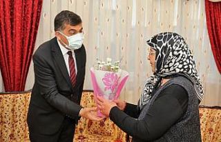 Fadıloğlu, şehit annesinin anneler gününü kutladı