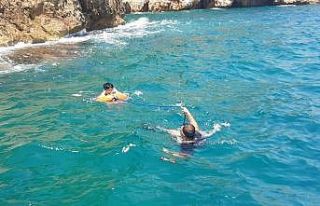 Falezlerde otururken 20 metre yükseklikten denize...
