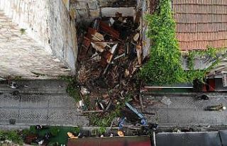 Fatih’te 3 katlı ahşap bina çöktü, saniyelerle...