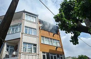 Fatih’te çıkan yangında bir ev küle döndü