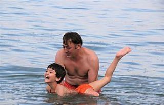 Fedakar baba, tek bacağı olmayan kızına önce...