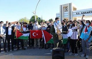Filistinli öğrenciler sloganlar atarak İsrail’i...