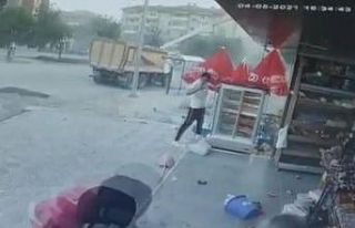 Fırtına dondurma dolabını savurdu, o anlar kameraya...