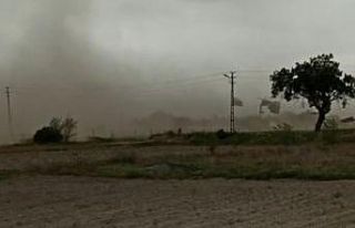 Fırtına toz bulutları oluşturdu, binaların çatı...