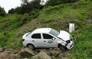 Freni boşalan otomobil uçurumdan yuvarlandı