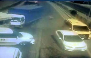 Freni patlayan kamyon araçların arasına daldı:...