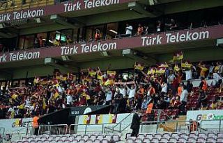 Galatasaray - Yeni Malatyaspor maçını taraftarlar...