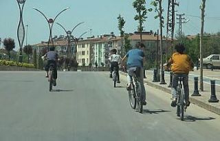 Gaziantep’te boş caddeler bisikletli çocuklara...