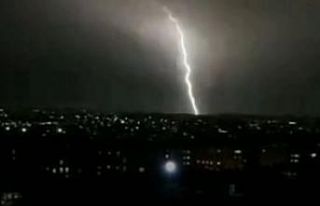 Gaziantep’te şimşekler geceyi aydınlattı