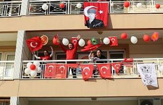 Gaziemir’in balkonlarında bayram coşkusu