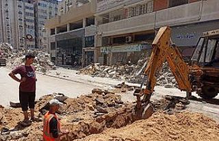 Gazze, İsrail saldırılarının izlerini silmeye...