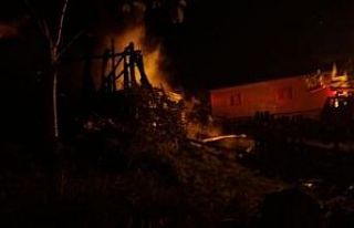 Gece saatlerinde yanan ev kullanılamaz hale geldi