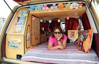 Genç hemşire klasik otomobil ile karavan hayalini...