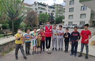Genç Kızılay çocuklara paylaşmayı etkinlikle...