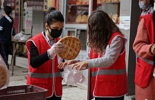 Genç Kızılay ihtiyaç sahibi ailelere Ramazan pidesi...