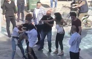 Genç kızlar cadde ortasında saç saça, baş başa...