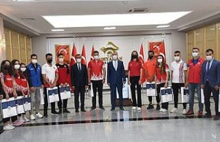 Genç milli sporcular Vali Çuhadar ile bir araya...