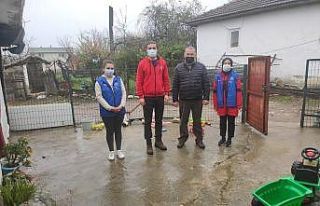 Gençlerden yoksul evlere erzak yardımı