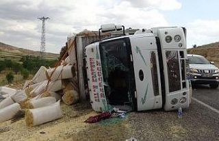 Gercüş’te saman yüklü kamyon devrildi: 3 yaralı